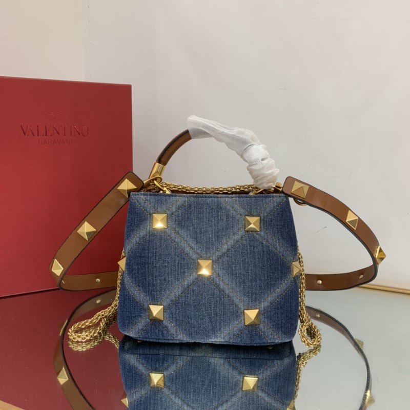 Small Valentino Garavani Roman Stud Shoulder Bag in Top Handle(21*17*14cm)-057