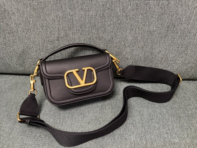Valentino Garavani Alltime Grainy Calfskin Shoulder Bag(23.5*18*8cm)-007