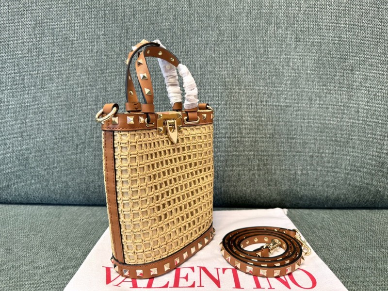 Valentino Garavani Rockstud Handbag in Raffia and Calfskin(19.5*18.5*8.5cm)-066
