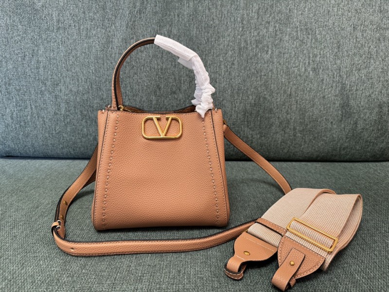 Valentino Garavani Alltime Small Handbag in Grainy Calfskin(19*17*14cm)-057