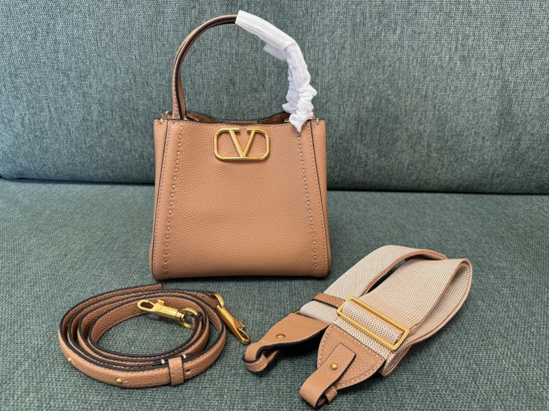 Valentino Garavani Alltime Small Handbag in Grainy Calfskin(19*17*14cm)-057
