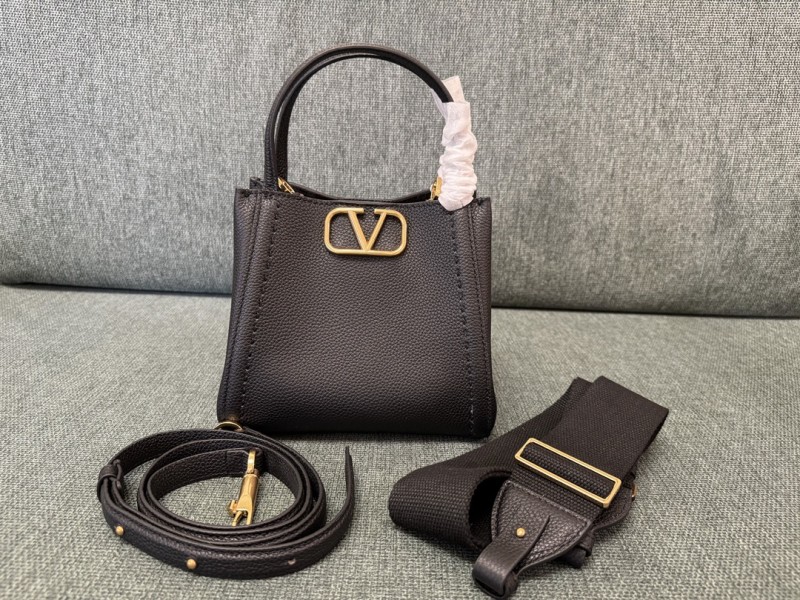 Valentino Garavani Alltime Small Handbag in Grainy Calfskin(19*17*14cm)-057
