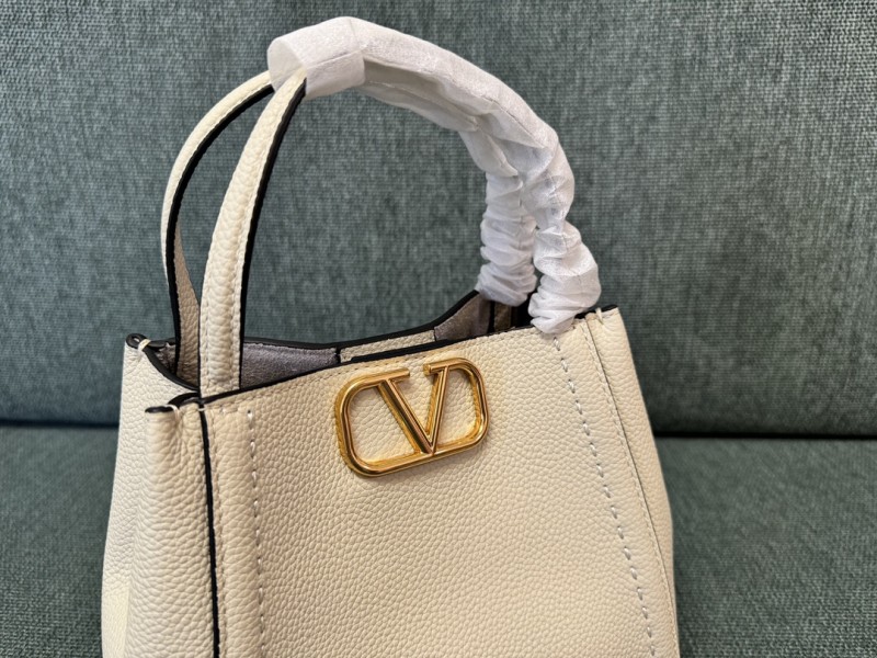 Valentino Garavani Alltime Small Handbag in Grainy Calfskin(19*17*14cm)-057