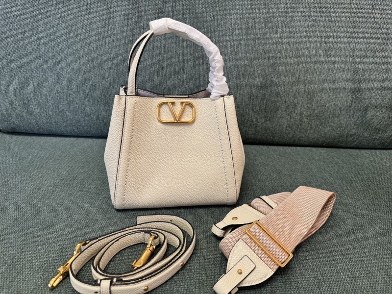 Valentino Garavani Alltime Small Handbag in Grainy Calfskin(19*17*14cm)-057