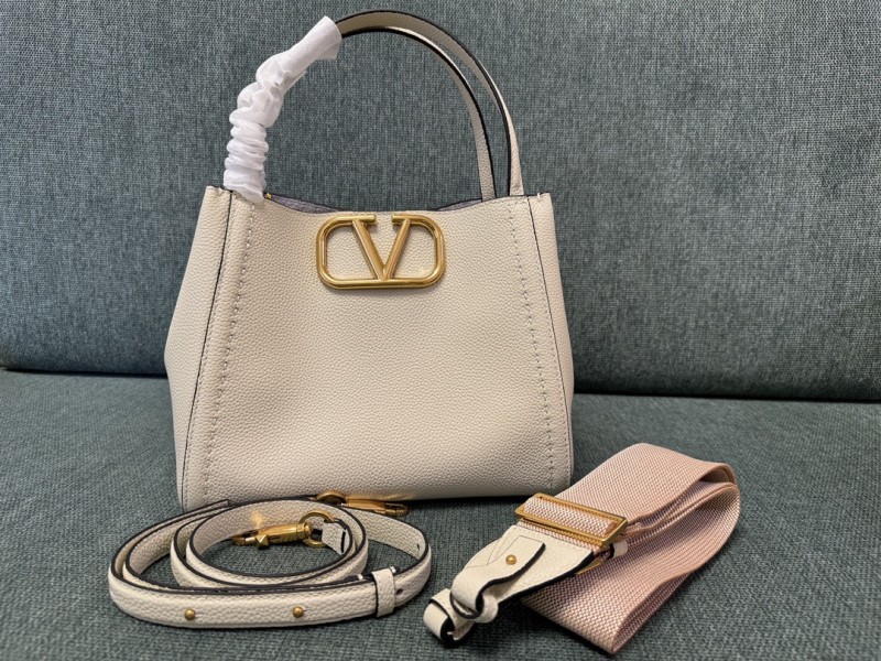Valentino Garavani Alltime Medium Handbag in Grainy Calfskin(26*21*17cm)-087