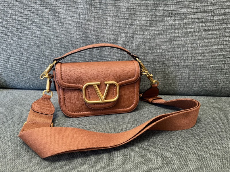 Valentino Garavani Alltime Grainy Calfskin Shoulder Bag(23.5*18*8cm)-007