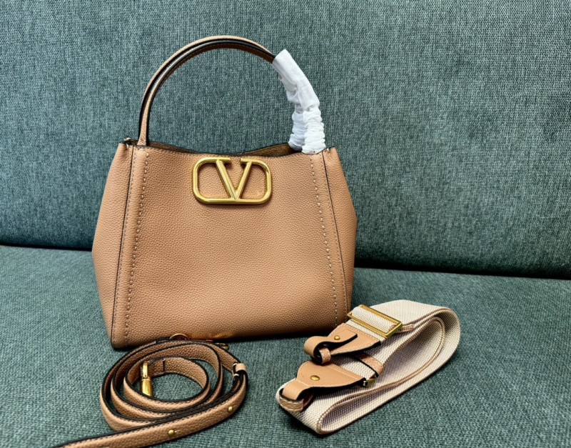 Valentino Garavani Alltime Medium Handbag in Grainy Calfskin(26*21*17cm)-087