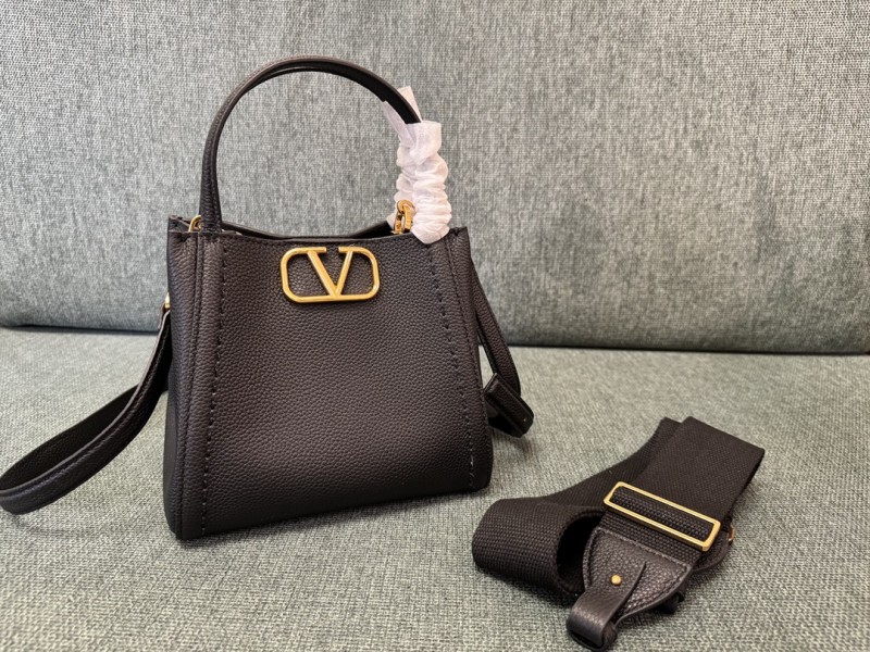 Valentino Garavani Alltime Small Handbag in Grainy Calfskin(19*17*14cm)-057