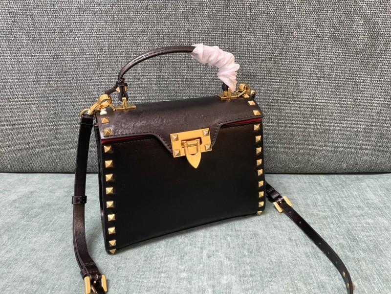 Valentino Garavani Rockstud Alcove Small Handbag in Grainy Calfskin(22*17*9cm)-008