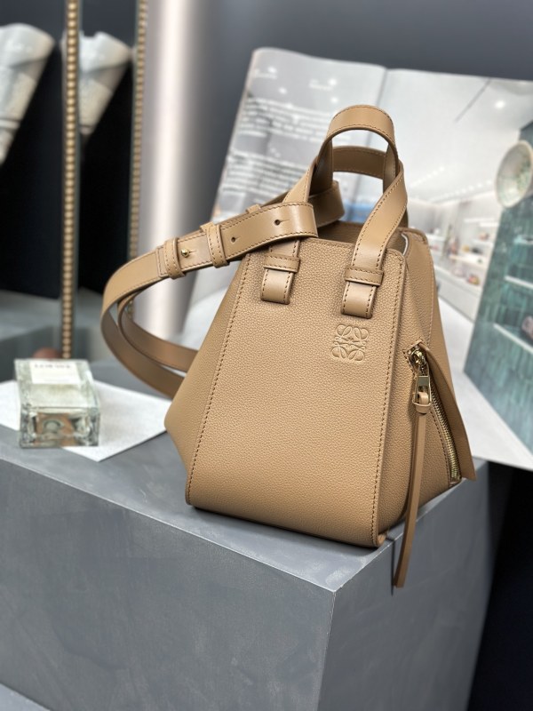 Compact Hammock bag in Soft Grained Calfskin(20.8*19.5*14.4cm)-007