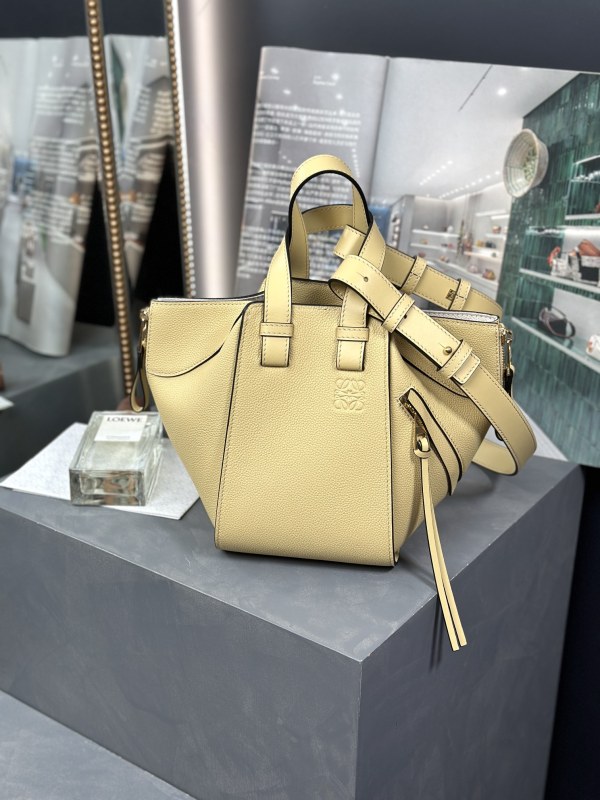 Compact Hammock bag in Soft Grained Calfskin(20.8*19.5*14.4cm)-007