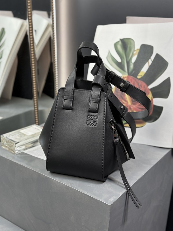  Compact Hammock Bag in Classic Calfskin(20.8*19.5*14.4cm)-007