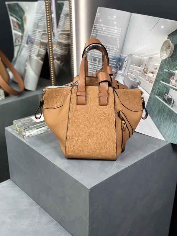 Compact Hammock bag in Soft Grained Calfskin(20.8*19.5*14.4cm)-007