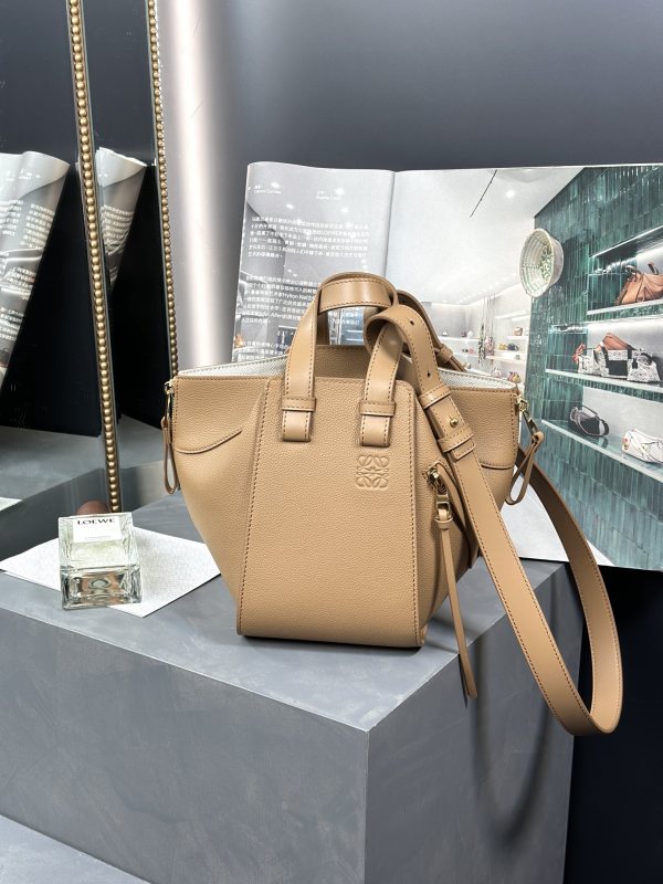 Compact Hammock bag in Soft Grained Calfskin(20.8*19.5*14.4cm)-007