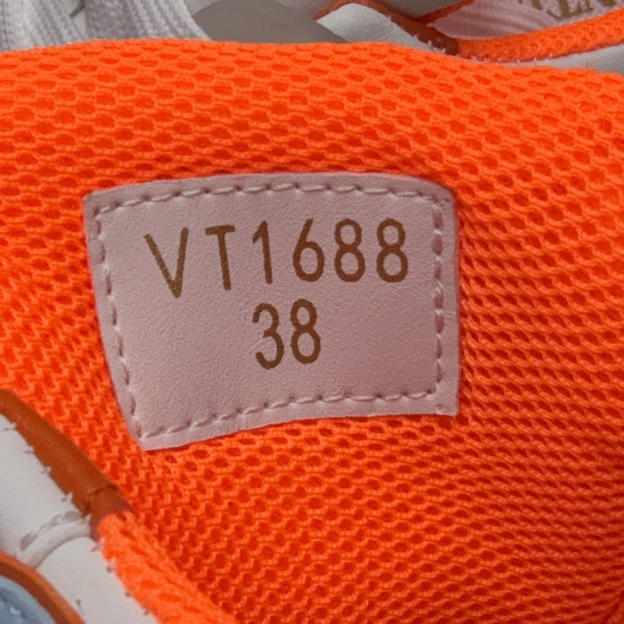 One Stud Low-Top Sneaker(Unisex)