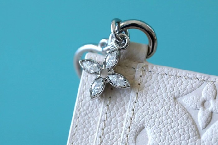 Charms Monogram Empreinte “10*7*0.3CM” 042