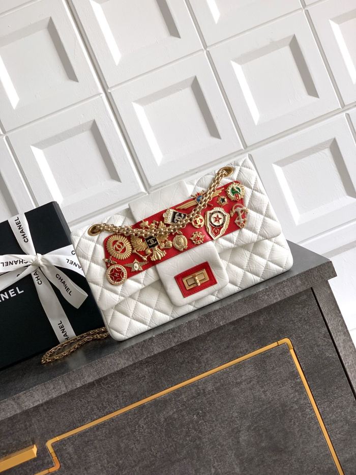 25K Medium Flap Bag with Badge Embellishments “25.5cm”-0511 =AS5852