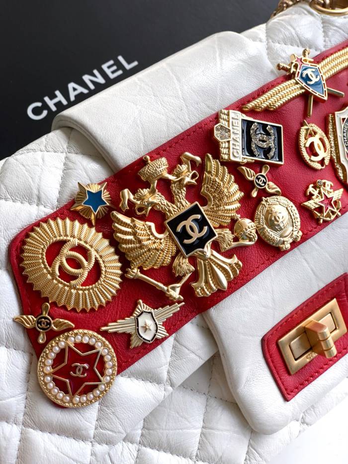 25K Medium Flap Bag with Badge Embellishments “25.5cm”-0511 =AS5852