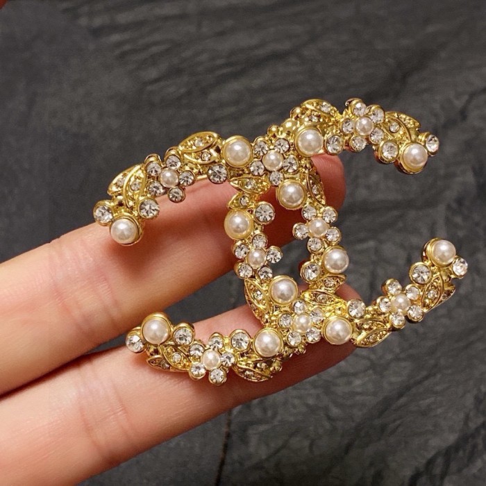 Brooch 05=