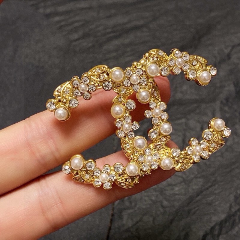 Brooch 05=