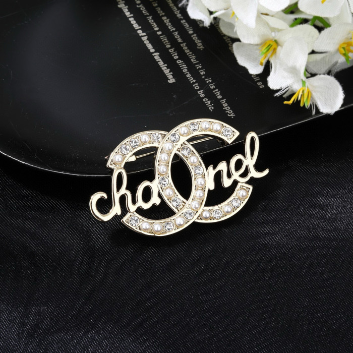 Brooch 05=