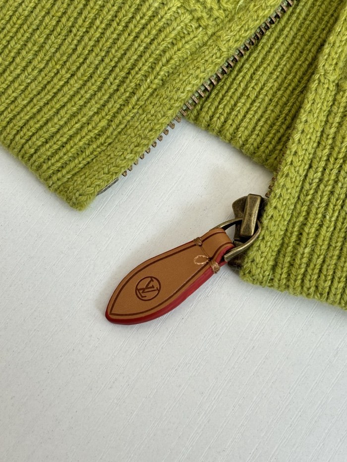 WOOLEN SWEATER