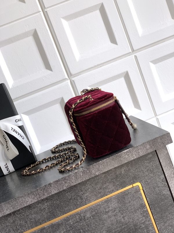 Vanity Case with Pearl Chain “9.5x17x8cm”-026 =AS4668