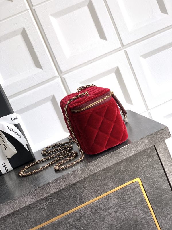 Vanity Case with Pearl Chain “9.5x17x8cm”-026 =AS4668