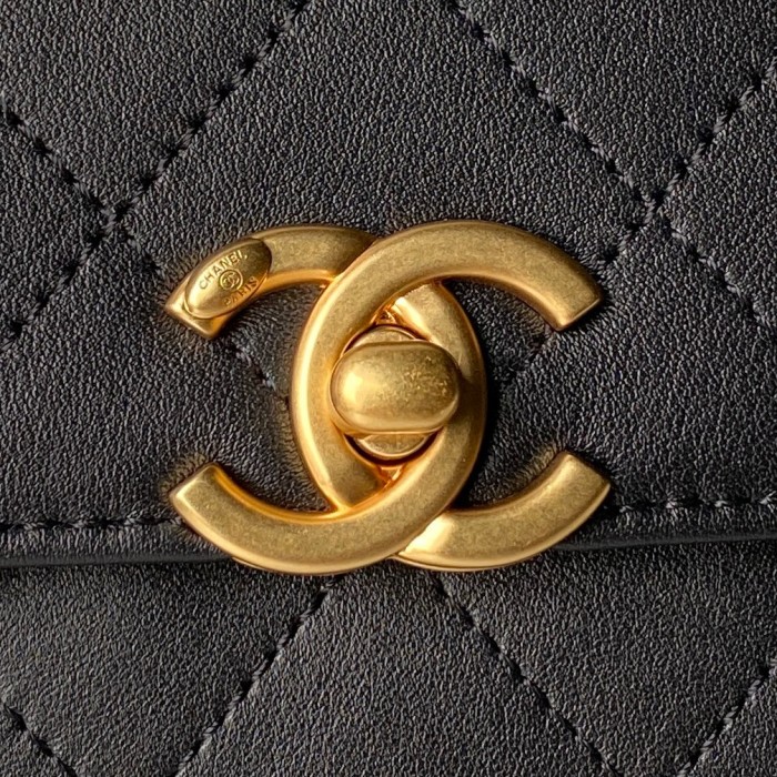 26C Flap Bag with Chain  25x16x8cm  -058 =