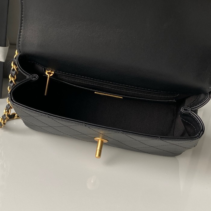 26C Flap Bag with Chain  25x16x8cm  -058 =