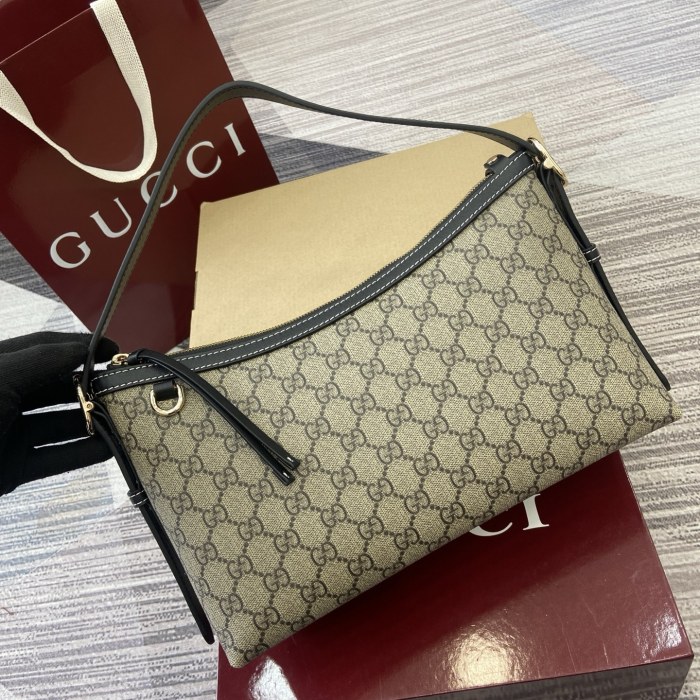 GG Emblem“30x19x11CM”-025=