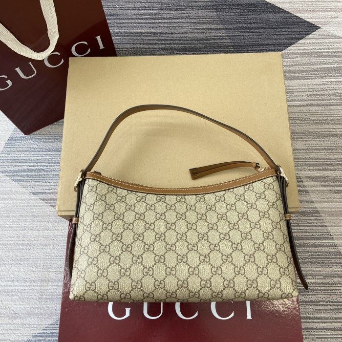 GG Emblem “30x19x11CM”-025=