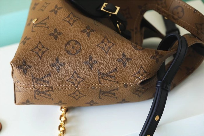 BB Atlantis Crossbody Bag “17*17*7CM” 074