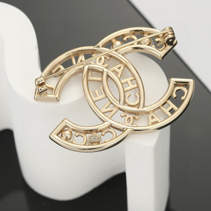 Brooch 05=