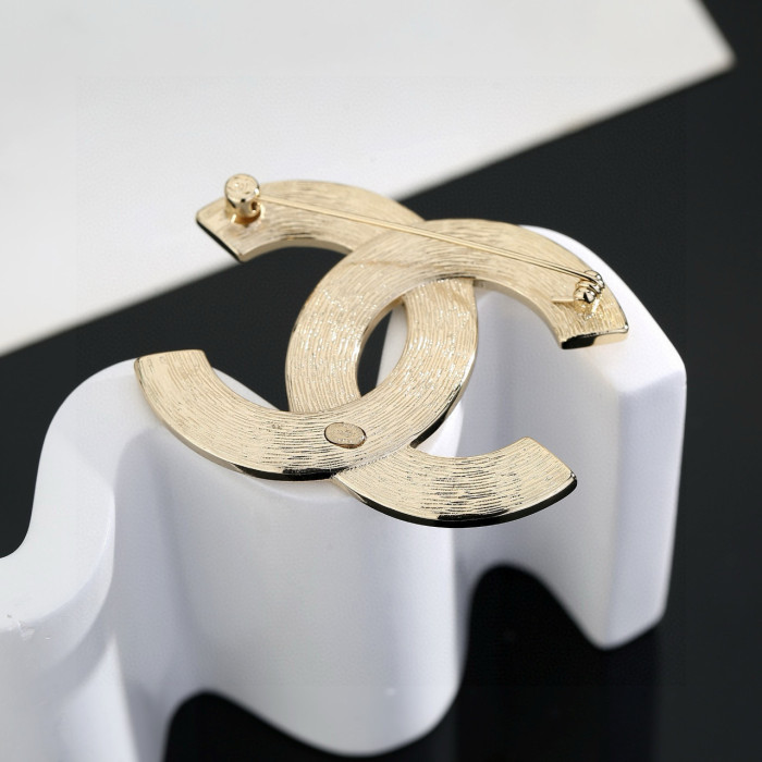 Brooch 05=