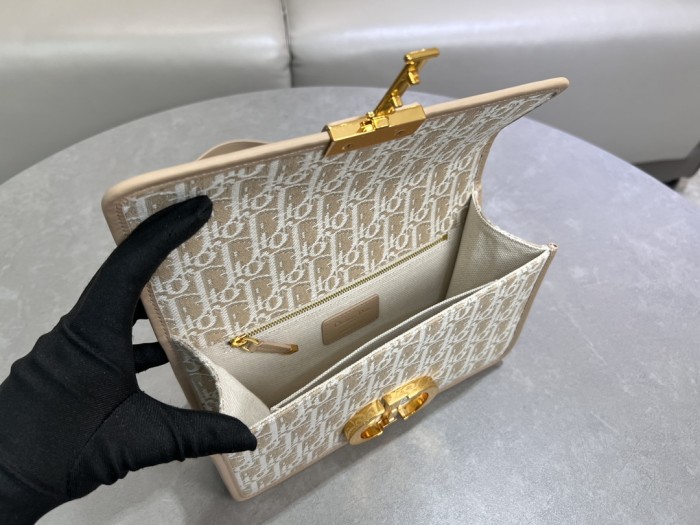  𝐌𝐨𝐧𝐭𝐚𝐢𝐠𝐧𝐞 “25x16.5x8cm”-025=