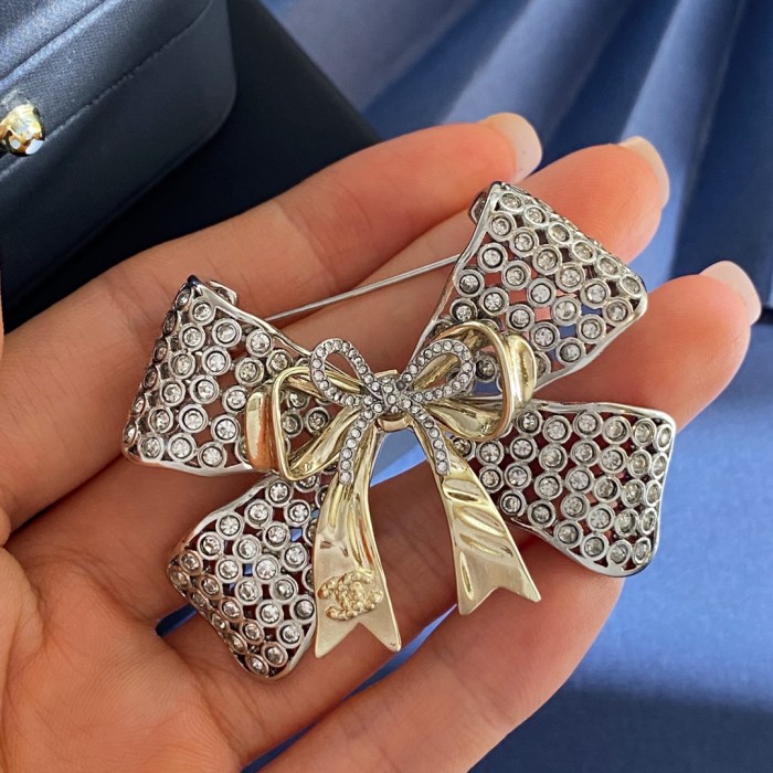 Brooch 06=