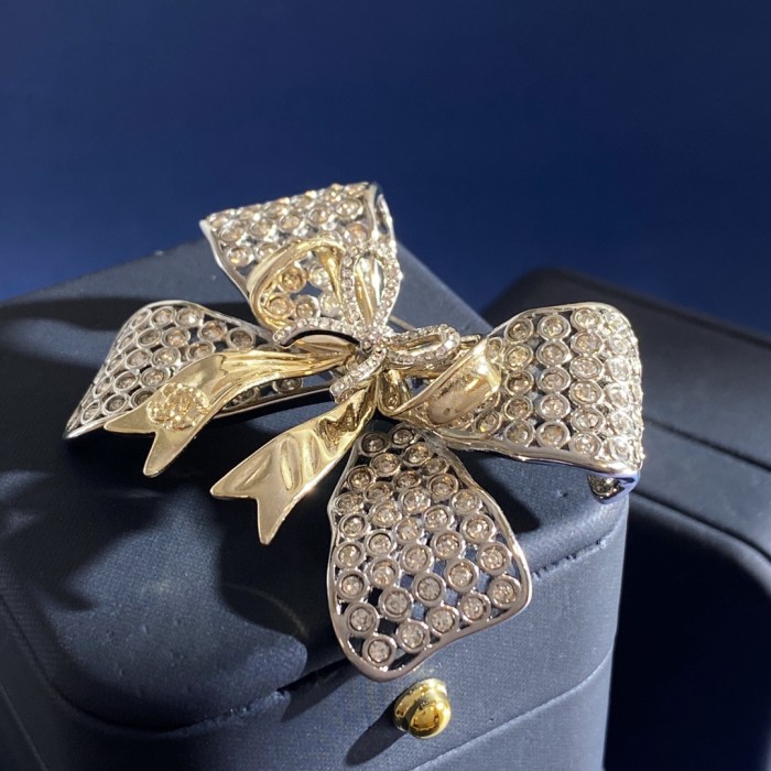 Brooch 06=
