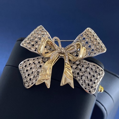 Brooch 06=