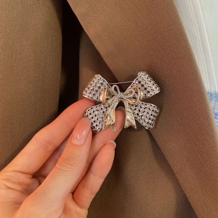Brooch 06=