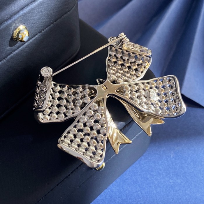 Brooch 06=