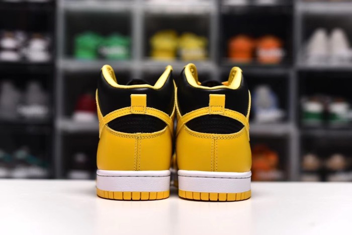 SB Dunk High SP Varsity Maize (Male)39-48=