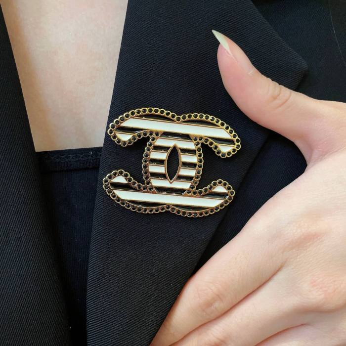 Brooch 09=