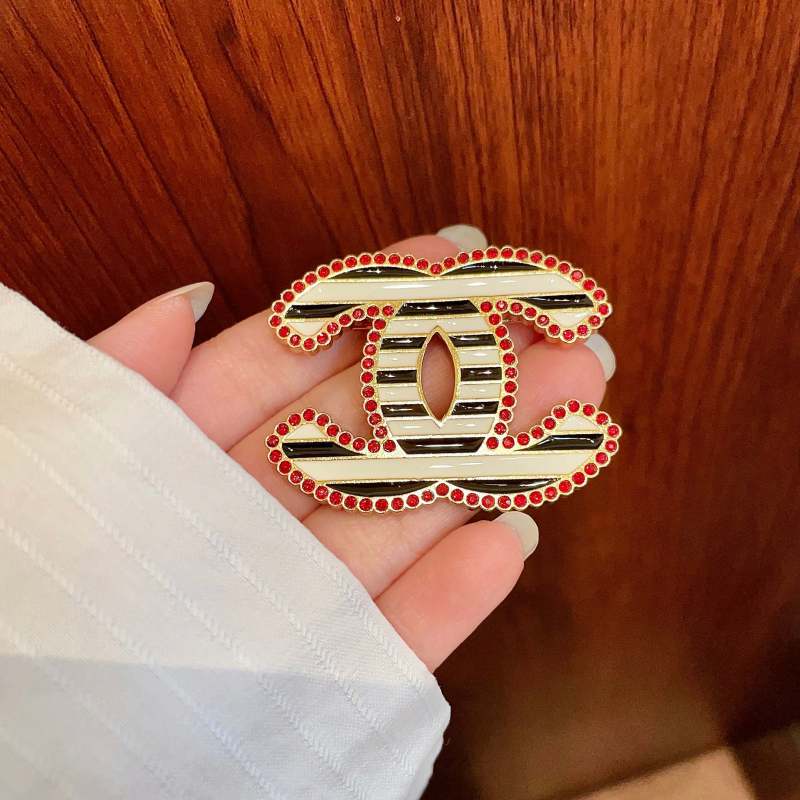 Brooch 09=