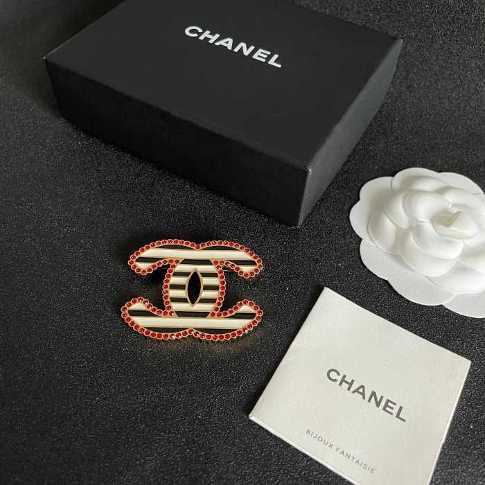 Brooch 09=