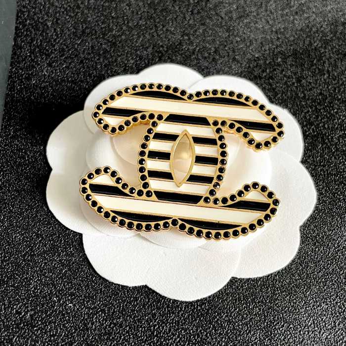 Brooch 09=