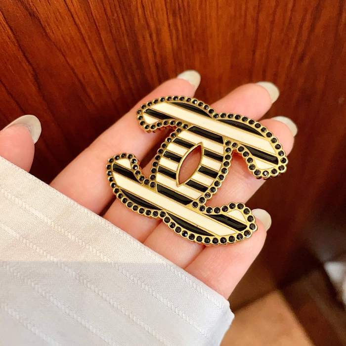 Brooch 09=