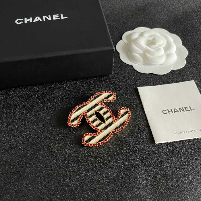 Brooch 09=