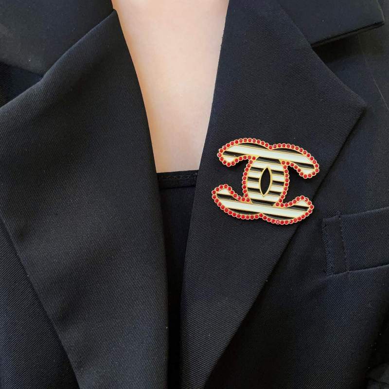 Brooch 09=