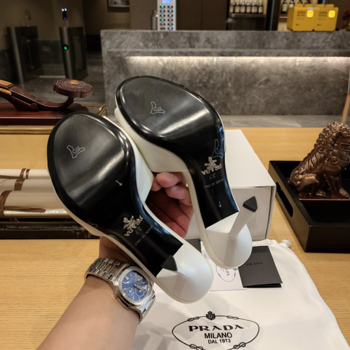 Triangle Logo Mule (Female)36-41=